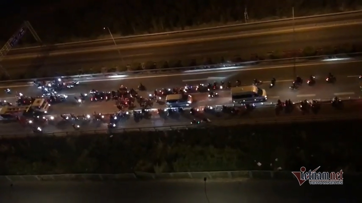 Đoàn 'quái xế' ngang nhiên chặn cao tốc làm đường đua bạt mạng - 1