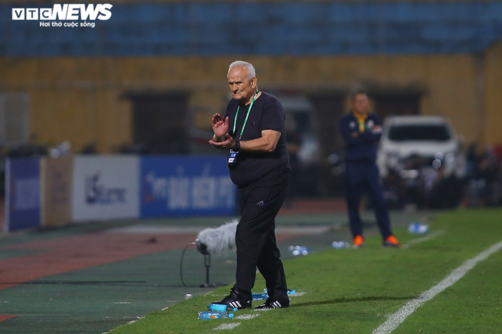 Vỡ kế hoạch vì biến cố lần đầu gặp phải, HLV Petrovic nổi cáu - 11