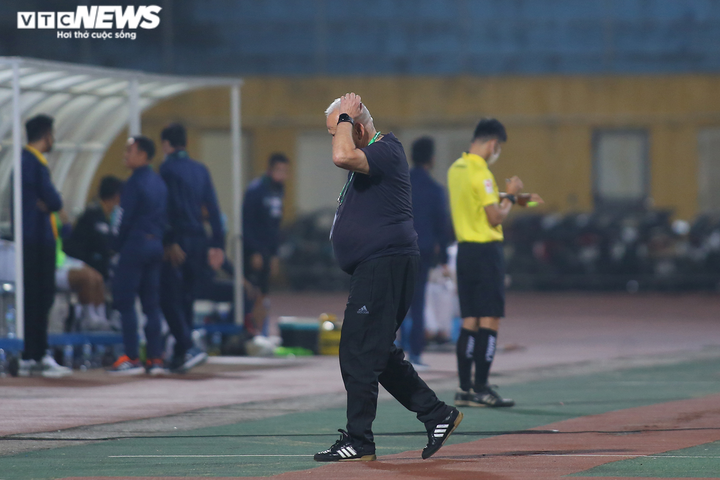 Vỡ kế hoạch vì biến cố lần đầu gặp phải, HLV Petrovic nổi cáu - 10