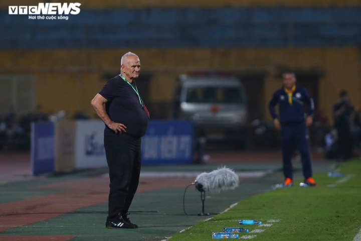 Vỡ kế hoạch vì biến cố lần đầu gặp phải, HLV Petrovic nổi cáu - 1