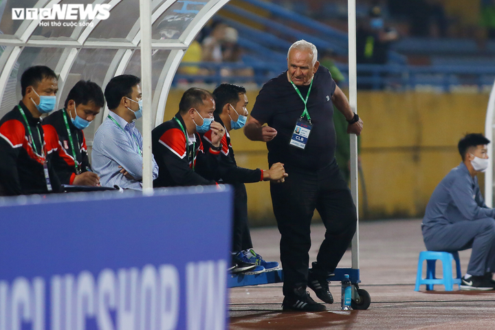 Vỡ kế hoạch vì biến cố lần đầu gặp phải, HLV Petrovic nổi cáu - 4