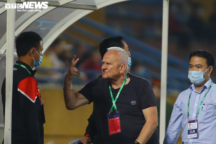 Vỡ kế hoạch vì biến cố lần đầu gặp phải, HLV Petrovic nổi cáu - 3