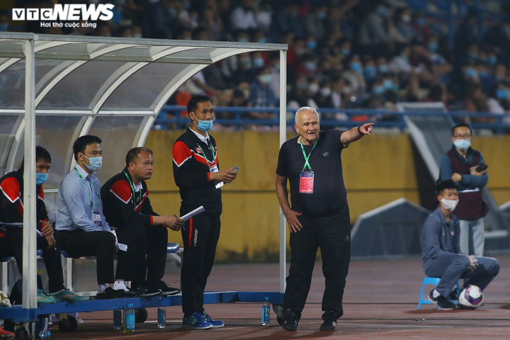 Vỡ kế hoạch vì biến cố lần đầu gặp phải, HLV Petrovic nổi cáu - 8