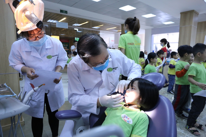 Trường Đại học Kinh doanh và Công nghệ Hà Nội khám miễn phí răng miệng - 1