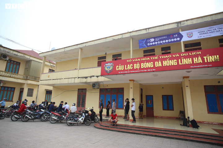 CĐV Hà Tĩnh chờ 1 tiếng dưới nắng, chen nhau mua vé xem Công Phượng, Văn Toàn - 1