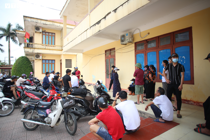 CĐV Hà Tĩnh chờ 1 tiếng dưới nắng, chen nhau mua vé xem Công Phượng, Văn Toàn - 2