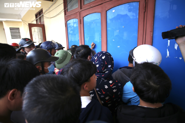 CĐV Hà Tĩnh chờ 1 tiếng dưới nắng, chen nhau mua vé xem Công Phượng, Văn Toàn - 3