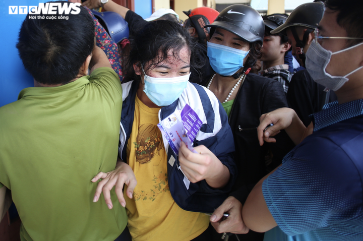 CĐV Hà Tĩnh chờ 1 tiếng dưới nắng, chen nhau mua vé xem Công Phượng, Văn Toàn - 8