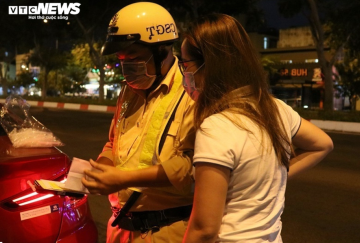 Uống rượu vẫn lái ô tô, nữ tài xế bị phạt 35 triệu đồng, tước bằng 23 tháng - 2