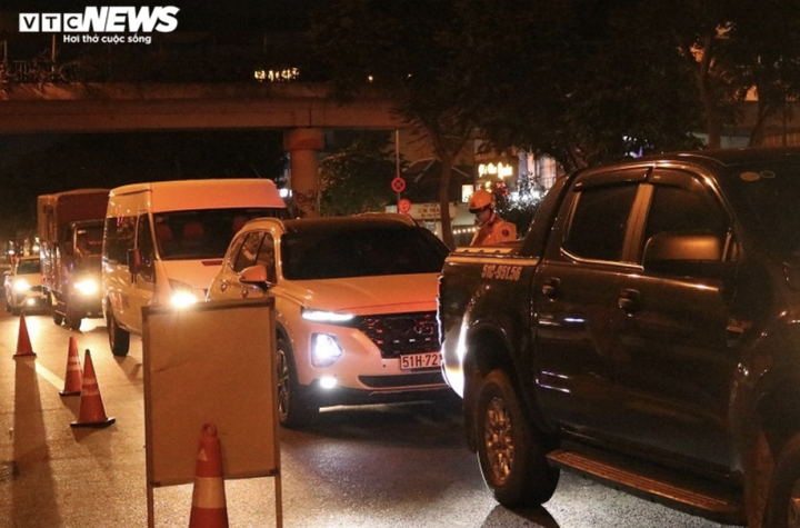 Uống rượu vẫn lái ô tô, nữ tài xế bị phạt 35 triệu đồng, tước bằng 23 tháng - 1