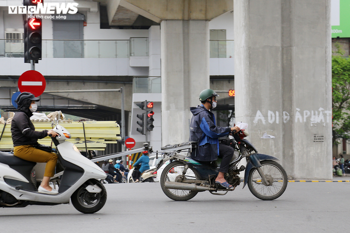 Ảnh: Xe 'thây ma' lộng hành ở Hà Nội đe doạ người dân, ngang nhiên qua mặt CSGT - 12