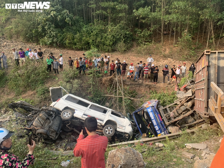 Container tông văng nhiều ô tô xuống vực: Thông tin mới nhất - 1