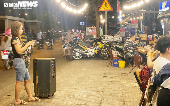 Các quán nhậu ở TP.HCM thi nhau ‘tra tấn’ người dân bằng tiếng nhạc chát chúa - 4