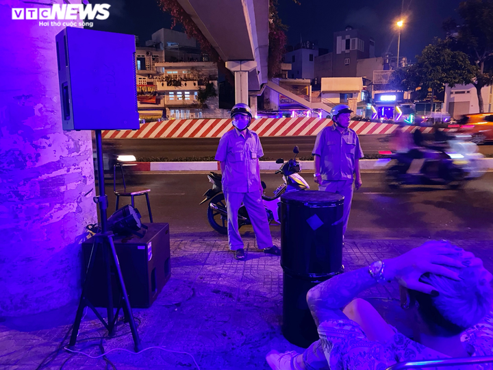 Các quán nhậu ở TP.HCM thi nhau ‘tra tấn’ người dân bằng tiếng nhạc chát chúa - 5