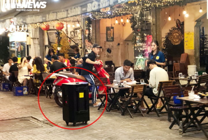 Các quán nhậu ở TP.HCM thi nhau ‘tra tấn’ người dân bằng tiếng nhạc chát chúa - 1