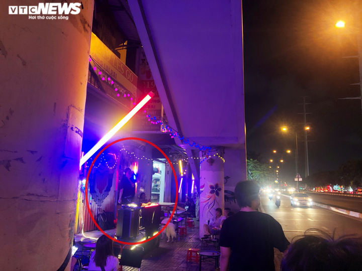 Các quán nhậu ở TP.HCM thi nhau ‘tra tấn’ người dân bằng tiếng nhạc chát chúa - 3