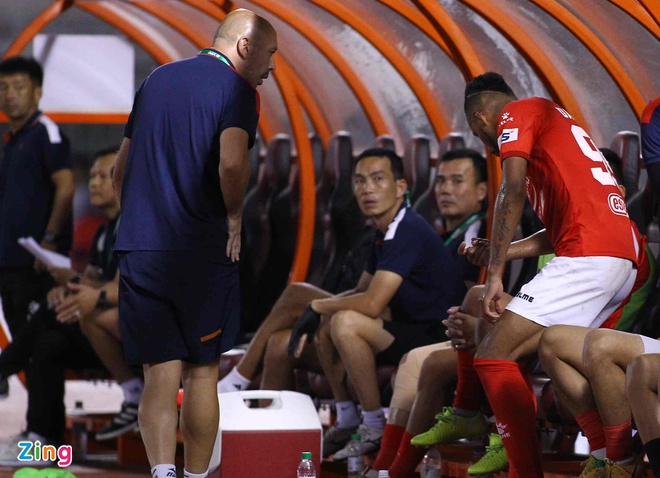 Bị thay ra giữa hiệp 2, ngoại binh CLB TP.HCM bức xúc đá bay chai nước - 1