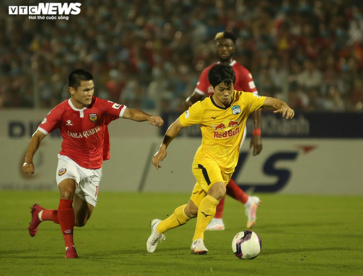 Công Phượng 5 trận liền không ghi bàn, HLV Kiatisak nói 'hãy chờ xem' - 1