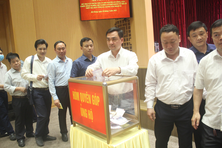 Gần 60 tỷ đồng đóng góp tại lễ phát động xây nhà cho người nghèo Hà Giang - 4