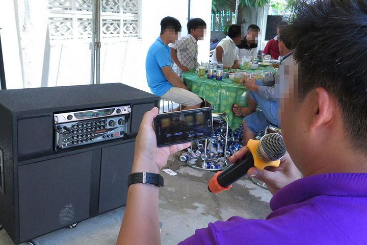 SCMP: Việt Nam đang phải đau đầu đối phó 'đại dịch' karaoke - 1