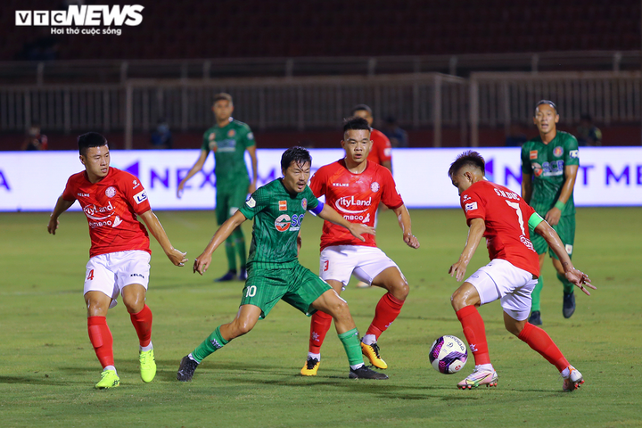 Sút phạt đền khiến HLV không dám nhìn, Lee Nguyễn ăn mừng lạ mắt - 10