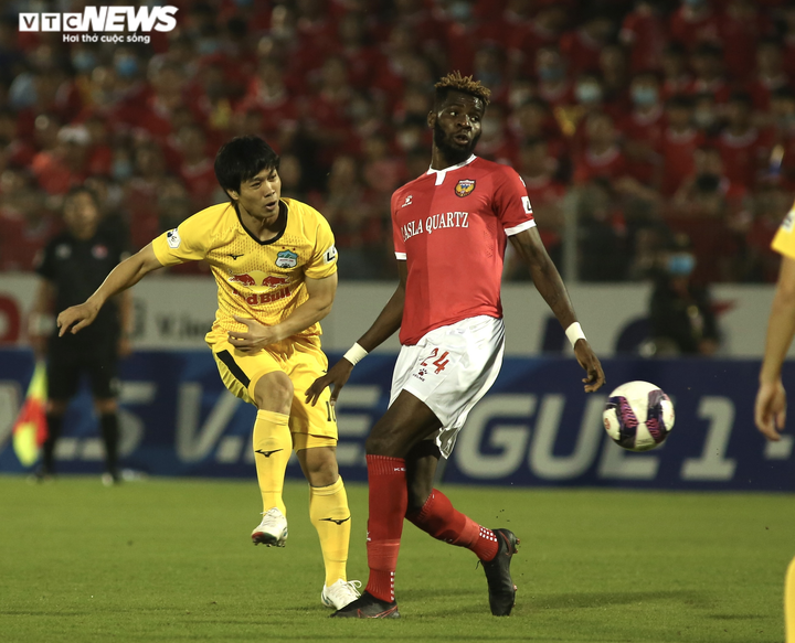 HLV Phạm Minh Đức: 'Cầu thủ Hà Tĩnh chạy hơn 10 km trước HAGL' - 1