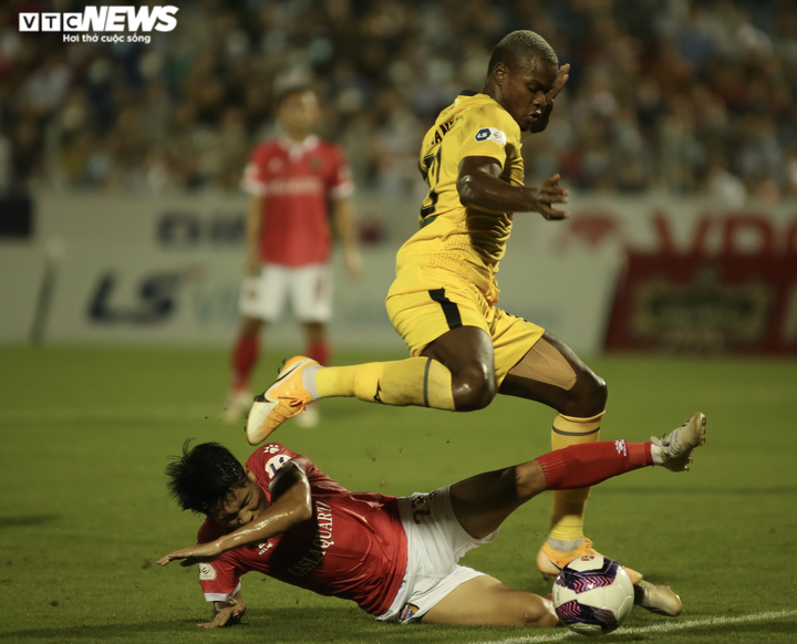 HAGL tấn công bế tắc, vì sao HLV Kiatisak quyết không thay Tuấn Anh? - 1