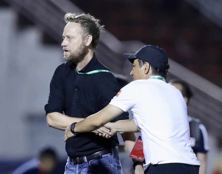 HLV Nhật Bản có ngày ra mắt buồn bã ở V-League - 10