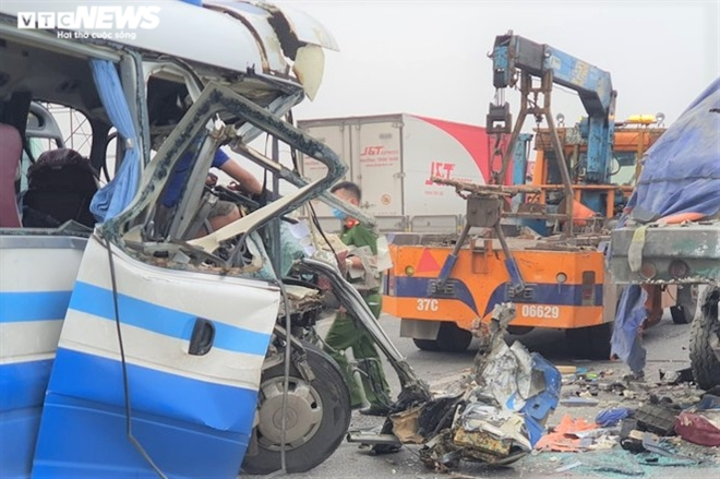 Xe khách đi lễ chùa tông đuôi xe đầu kéo: Thêm nạn nhân không qua khỏi - 1