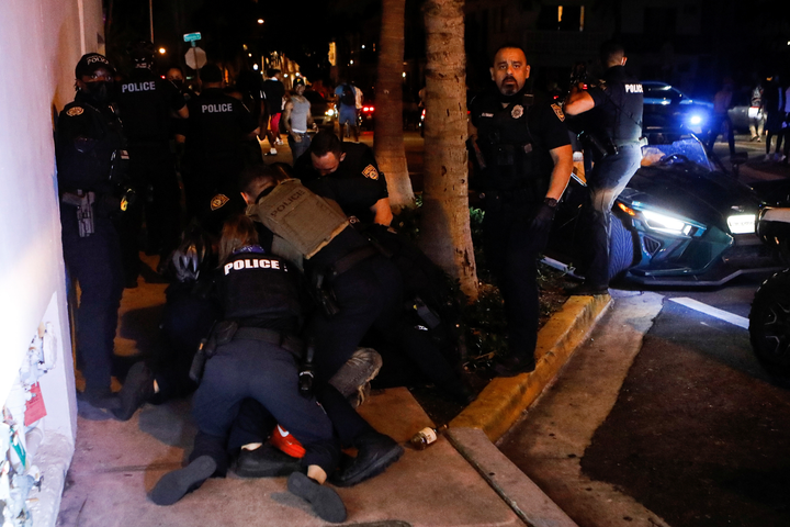 Cảnh hỗn loạn kinh hoàng ở Miami Beach do du khách tăng đột biến - 7