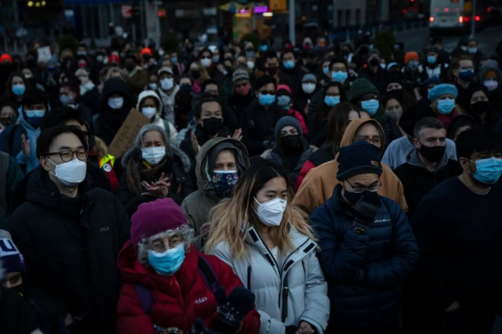 Ảnh: Biểu tình chống thù ghét người gốc Á sau vụ xả súng đẫm máu Atlanta - 17