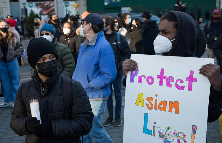 Ảnh: Biểu tình chống thù ghét người gốc Á sau vụ xả súng đẫm máu Atlanta - 6