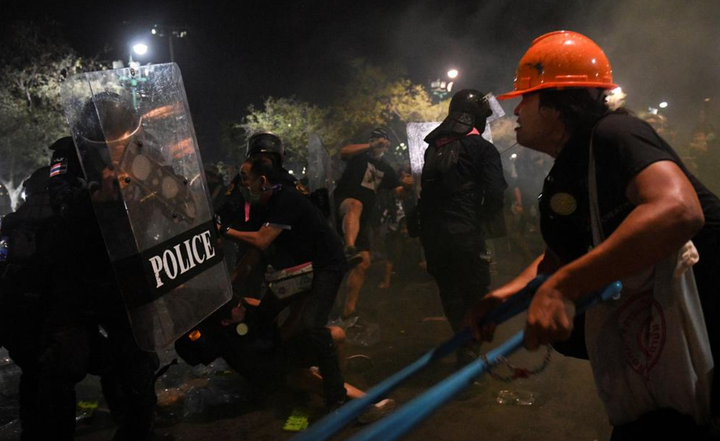 Biểu tình gần cung điện vua Thái Lan, hơn 30 người bị thương - 1