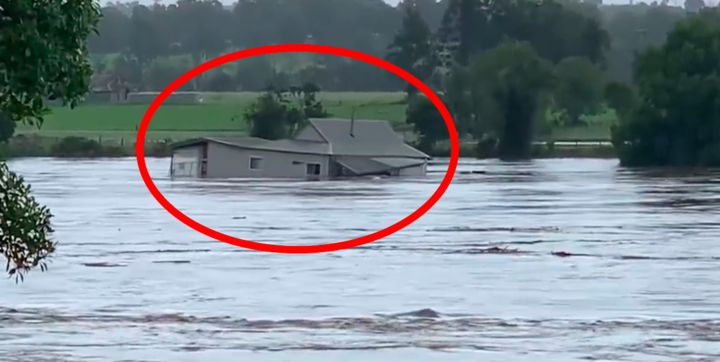 Ảnh, video: Lũ lụt kinh hoàng tại Australia, cả ngôi nhà bị cuốn trôi - 1