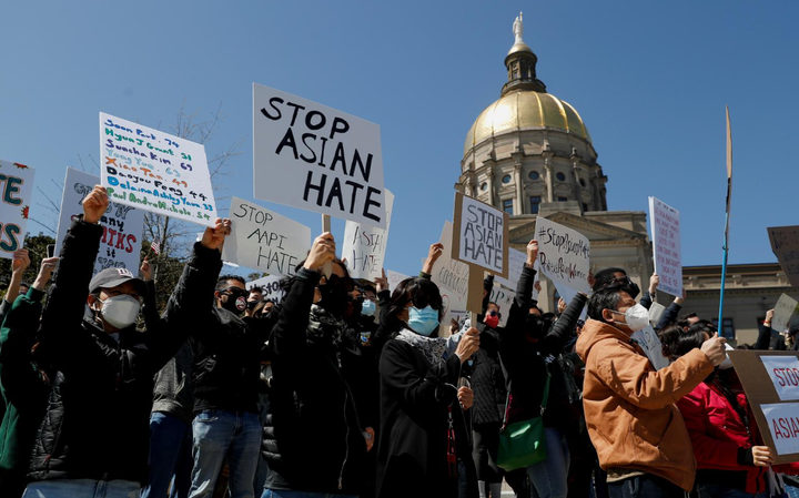 Biểu tình rầm rộ tại Mỹ sau vụ xả súng làm 6 phụ nữ gốc Á thiệt mạng - 1