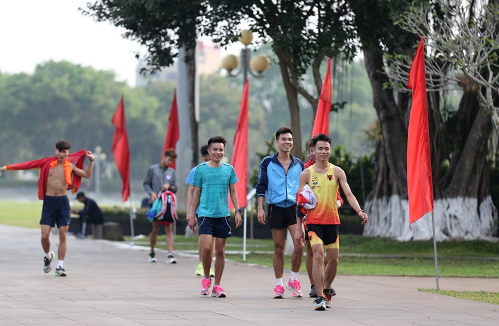 VĐV hối hả tập luyện hướng tới Tiền Phong Marathon - 1