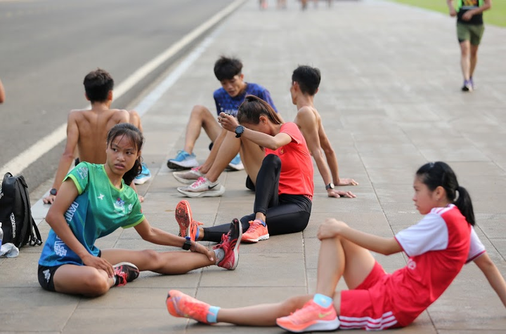 VĐV hối hả tập luyện hướng tới Tiền Phong Marathon - 4