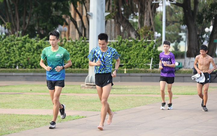 VĐV hối hả tập luyện hướng tới Tiền Phong Marathon - 10