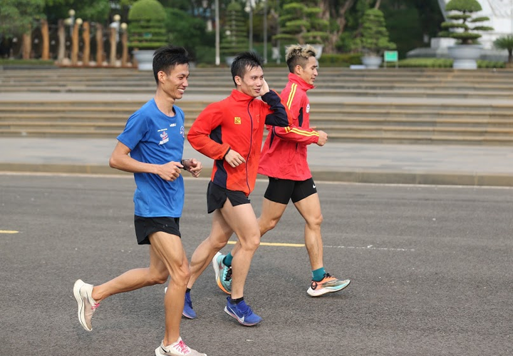 VĐV hối hả tập luyện hướng tới Tiền Phong Marathon - 6