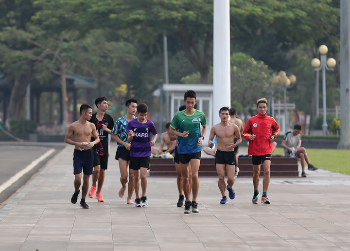 VĐV hối hả tập luyện hướng tới Tiền Phong Marathon - 5