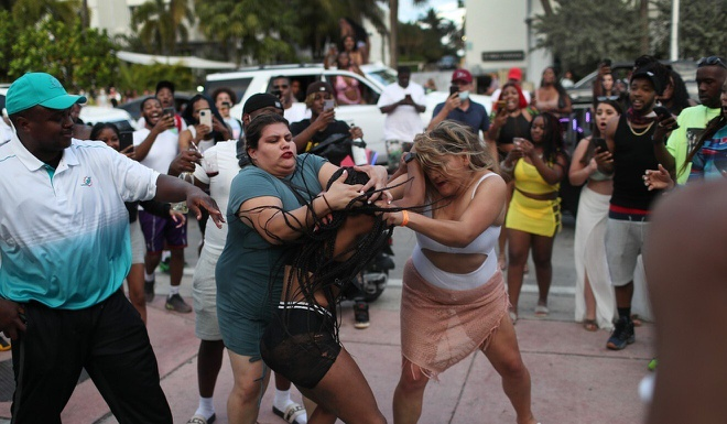 Cảnh hỗn loạn kinh hoàng ở Miami Beach do du khách tăng đột biến - 2