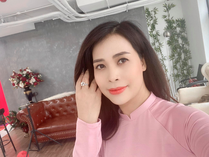119968642_2237032316440140_3520213555287383904_o.jpg Ảnh: Nhan sắc tuổi 43 của bạn gái NSƯT Chí Trung - 13