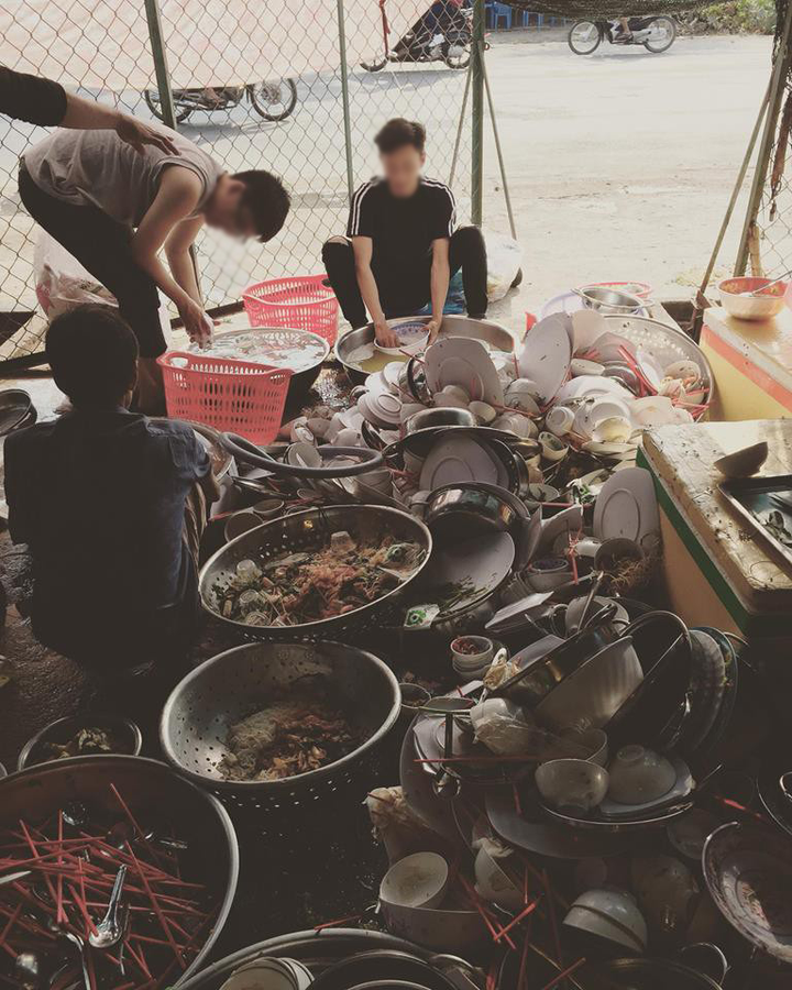 Lần đầu ra mắt, thanh niên chơi lớn quyết giành rửa hơn chục mâm bát đĩa - 1