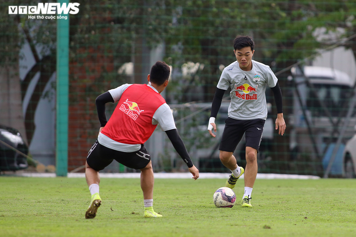 Tuấn Anh chấn thương, HLV Kiatisak tự tay băng bó - 8