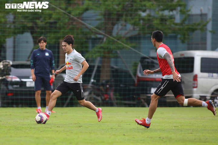 Tuấn Anh chấn thương, HLV Kiatisak tự tay băng bó - 9