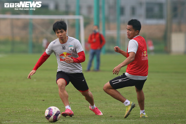 Tuấn Anh chấn thương, HLV Kiatisak tự tay băng bó - 10