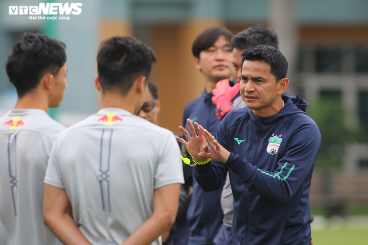 Tuấn Anh chấn thương, HLV Kiatisak tự tay băng bó - 11