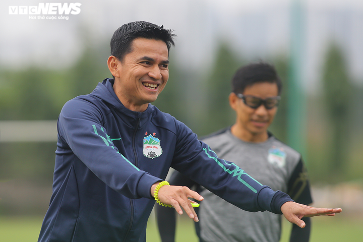 Tuấn Anh chấn thương, HLV Kiatisak tự tay băng bó - 12