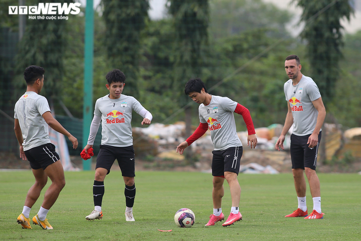 Tuấn Anh chấn thương, HLV Kiatisak tự tay băng bó - 7