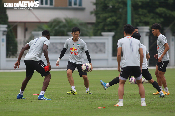 Tuấn Anh chấn thương, HLV Kiatisak tự tay băng bó - 6